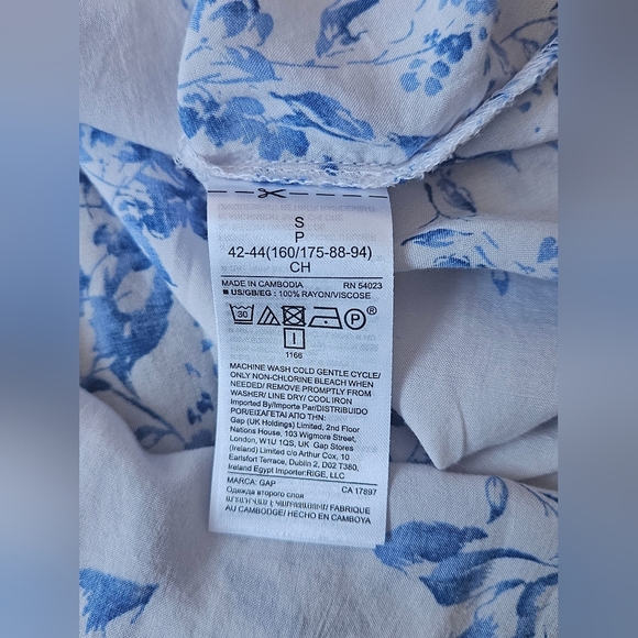 2/$15 Gap - Oversized White Short Sleeve Shirt with Blue Floral Print - Size S - Picture 6 of 6